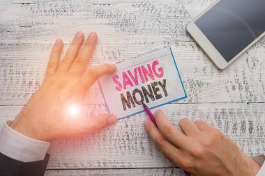 Kelime yazma Para Tasarruf. Bankanın finans kuruluşundaki bir hesaba para yatırma konsepti.