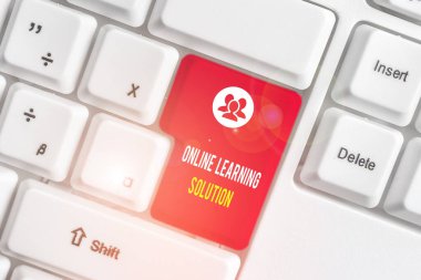 Çevrimiçi Öğrenme Çözümünü gösteren metin işareti. Eðitim Müfredatý 'na Eðitim Müfredatý' nın kavramsal fotograf kullanımı beyaz arkaplan anahtar alanýnýn üzerinde boş not kağıdı olan beyaz pc klavyesi.