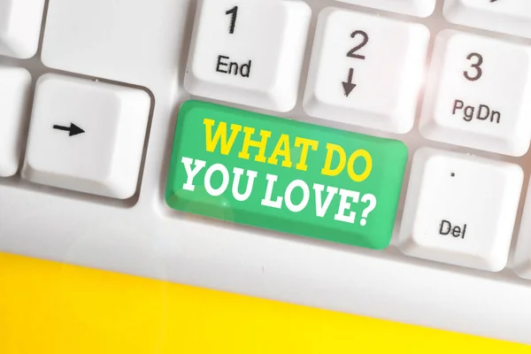 "What Do You Love Question" ı gösteren not yazıyorum. İş fotoğrafı gösterimi eğlenceli şeyler ilham verici bir şey için tutku beyaz arka planda nota kağıdı ile beyaz pc klavye. — Stok fotoğraf