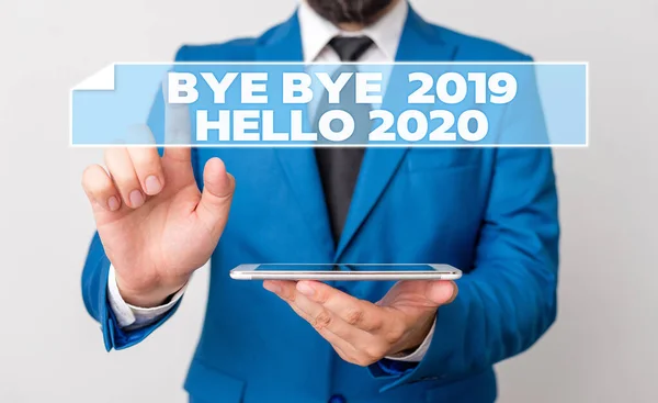 Testi scritti a mano Ciao ciao 2019 Ciao 2020. Concetto che significa iniziare il nuovo anno Il messaggio motivazionale 2019 è finito Uomo d'affari con il dito puntato di fronte a lui . — Foto Stock