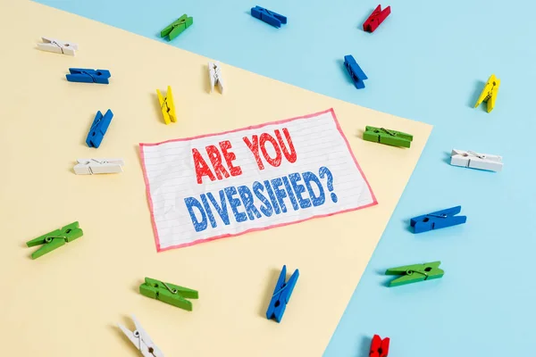 Fogalmi kézírás mutatja Are You Diversified Question. Üzleti fotó szöveg valaki, aki különböző vegyes sokszínű ruhacsap papír emlékeztető sárga kék háttér. — Stock Fotó