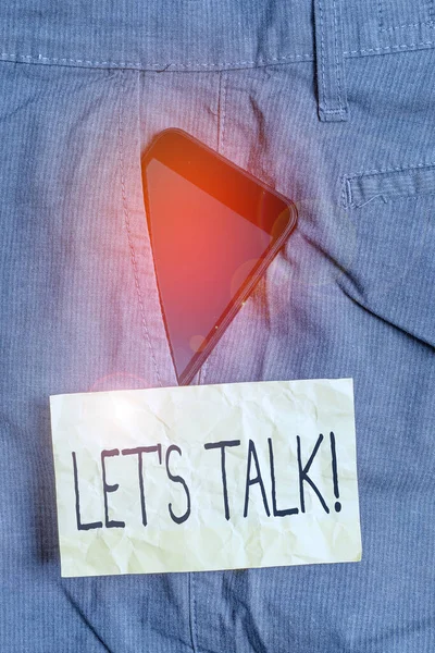 Piszę notatkę z Let S Talk. Business photo showcasing sugerują rozpoczęcie rozmowy na konkretny temat Smartphone urządzenie wewnątrz spodni przedni papier kieszonkowy. — Zdjęcie stockowe