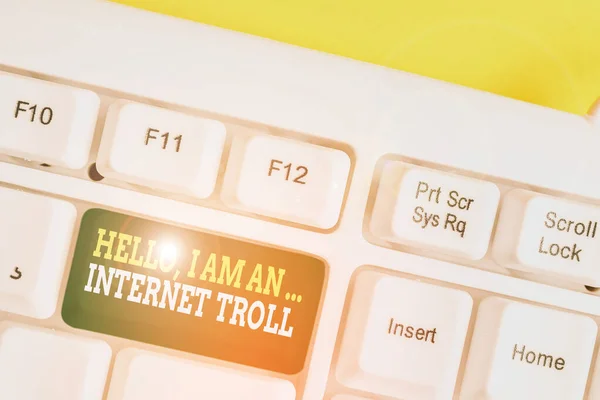 Parola di testo di scrittura Ciao Io sono un Internet Troll. Business concept per i social media problemi discussioni argomenti Tastiera bianca pc con carta nota vuota sopra lo spazio di copia chiave sfondo bianco . — Foto Stock