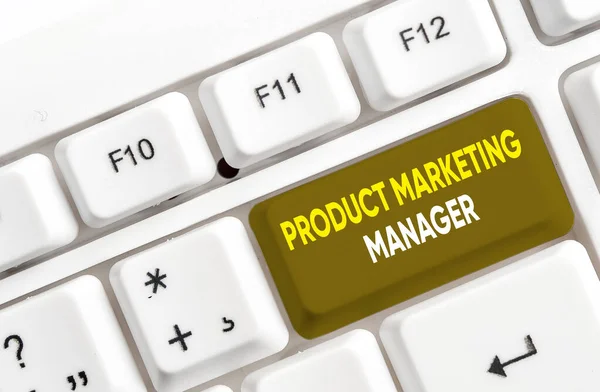 Εγγραφή σημείωμα που δείχνει Product Marketing Manager. Επαγγελματική φωτογραφία αναδεικνύοντας ποιος είναι υπεύθυνος για την τοποθέτηση του σχεδίου για την πώληση του προϊόντος Λευκό πληκτρολόγιο PC με χαρτί σημείωμα πάνω από το λευκό φόντο. — Φωτογραφία Αρχείου