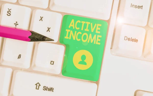 Skrivanteckning som visar Active Income. Affärsfoto visa upp Royalties Löner Pensioner Finansiella investeringar Tips Vit dator tangentbord med not papper ovanför den vita bakgrunden. — Stockfoto