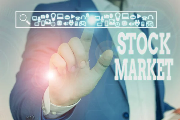 Handschrift tekst Stock Market. Concept betekent handelaren kopen en verkopen aandelen van bedrijven op een openbare uitwisseling Mannelijke menselijke dragen formele werkpak presentatie met behulp van slimme apparaat. — Stockfoto