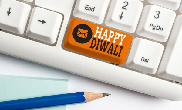 Концептуальный почерк, показывающий Счастливого Дивали. Деловое фото, демонстрирующее фестиваль огней, который отмечают миллионы индуистских белых клавиатур с нотной бумагой на белом фоне . — стоковое фото