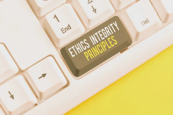 倫理の誠実さの原則を示す概念的な手書き。誠実さと強い道徳性の品質を示すビジネス写真白い背景の上にノートパソコンのキーボード. — ストック写真