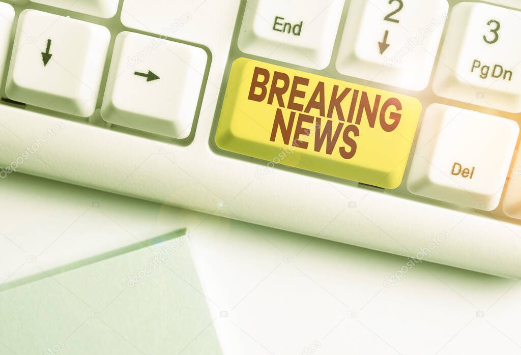 Writing note showing Breaking News. Business photo showcasing Special Report Announcement Happening Current Issue Flashnews White pc keyboard with note paper above the white background.