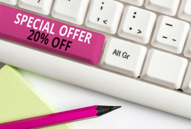 Kavramsal el yazısı% 20 indirim olduğunu gösteriyor. İş fotoğrafı metni tanıtımı indiriyor Pazarlama Perakende Pazarlama Teklif beyaz pc klavye beyaz arkaplan üzerinde not kağıdı.