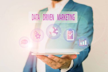 Data Driven Pazarlama 'yı gösteren kavramsal el yazısı. İş fotoğrafı stratejisi Insight Analysis üzerine kurulmuştur. Etkileşimlerden yola çıkarak erkek giyimi akıllı aygıt kullanılarak sunulmaktadır..