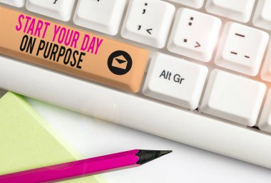 El yazısı metni Güne Amaçla Başla. Kavram anlamı, beyaz arkaplan anahtar alanının üzerinde boş not kağıdı ile ne yapacağınız hakkında temiz fikirlere sahip olun.