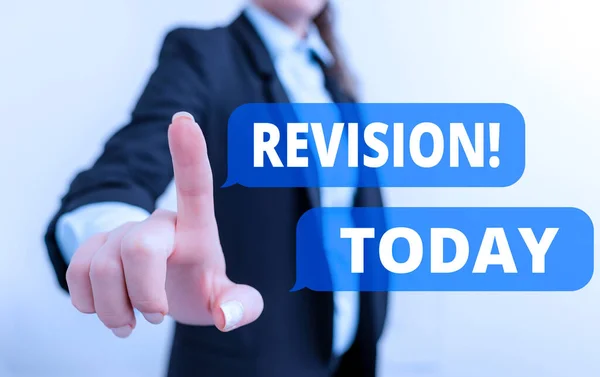 Textskylt som visar Revision. Konceptuell foto åtgärd för att revidera över någon som revision eller redovisning Digital verksamhet i svart svit koncept med affärskvinna. — Stockfoto