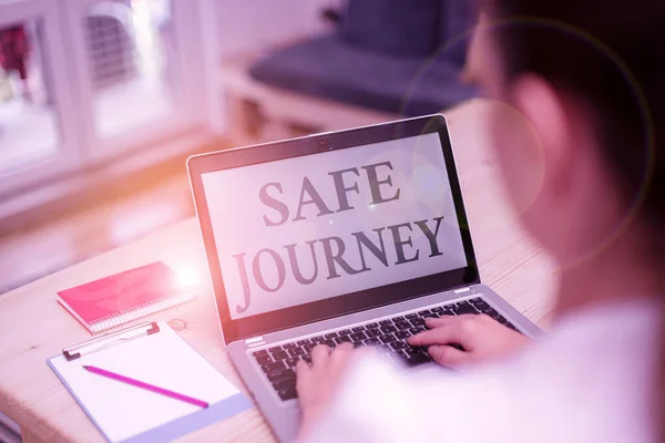 글씨체 안전 여행. 안 전한 여행을 바라는 공손 한 방법 또는 안전 한 여행을 하는 여성 노트북 컴퓨터 사무실에서 가정내의 기술 장비를 공급하는 것을 의미 한다. — 스톡 사진