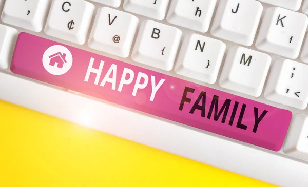 Skriva lapp som visar Happy Family. Affärsfoto visa upp familjemedlemmar som håller ihop spendera kvalitetstid Vit dator tangentbord med not papper ovanför den vita bakgrunden. — Stockfoto