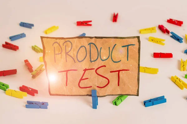 Ordskrivning text Produkttest. Affärsidé för processen att mäta egenskaper eller perforanalys av produkter Färgade klädnypor tomma påminnelse vit golv bakgrund kontor. — Stockfoto