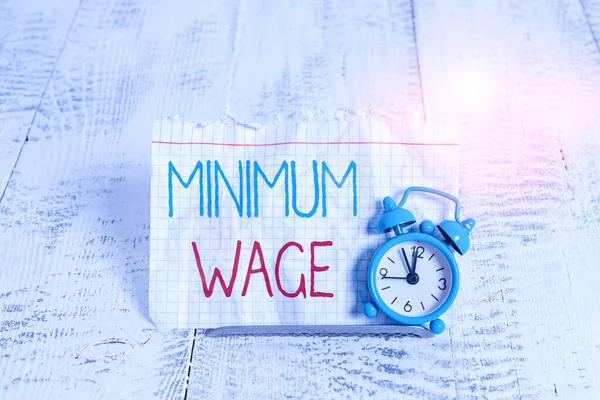 Nota escrita que muestra el salario mínimo. Foto comercial que muestra el salario más bajo permitido por la ley o por un acuerdo especial . —  Fotos de Stock