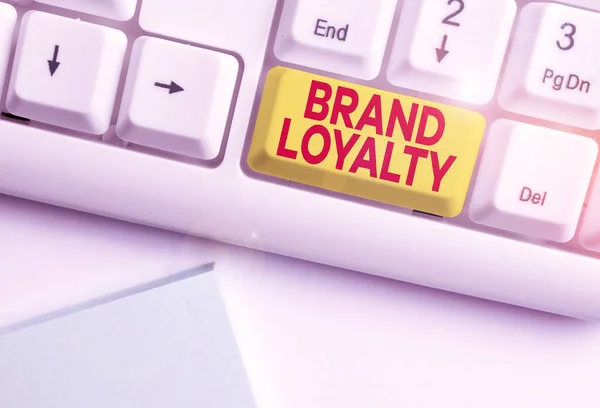 Schrijfbriefje van Brand Loyalty. Zakelijke foto showcasing Herhaal Aankoop Ambassadeur Patronage Favoriete vertrouwde witte pc toetsenbord met nota papier boven de witte achtergrond. — Stockfoto