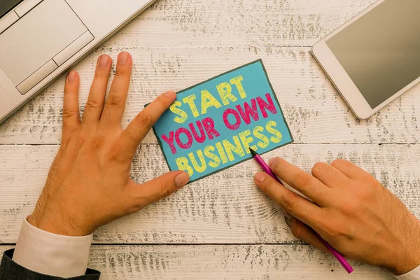 Escrevendo nota mostrando Iniciar seu próprio negócio. Foto de negócios apresentando Empreendedorismo Aventure uma startup Entre no comércio . — Fotografia de Stock