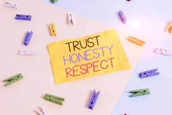 Handstil text skriva förtroende ärlighet respekt. Begreppet betyder Respektabla egenskaper en fasett av god moral karaktär färgad klädnypa papper tom påminnelse gul blå golv bakgrund kontor. — Stockfoto
