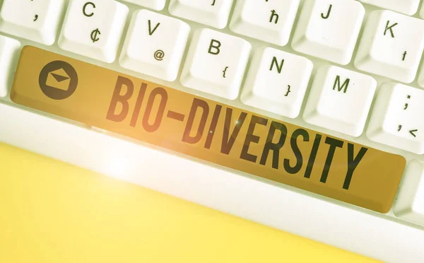 テキストを書く｜Bio Diversity生活生物の多様性のためのビジネスコンセプト海洋ファウナ生態系生息地白いPCキーボード空のノートPC上白い背景キーコピースペース. — ストック写真