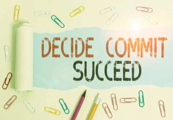 Escrita de mão conceitual mostrando Decide Commit Succeed. Texto de foto de negócios atingindo objetivo vem em três etapas Alcance seus sonhos . — Fotografia de Stock