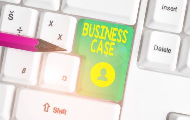 Business Case 'i gösteren bir not yazıyorum. İş fotoğrafı gösterme Teklifi Sözlü Sunum Yeni Görev Beyaz pc klavyesi beyaz arkaplan üzerinde not kağıdı.