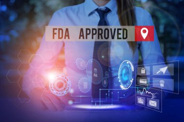El yazısı Fda Onaylandı. Kavram, Fda 'nın ürün veya formülün güvenli ve etkili olduğunu kabul ettiği anlamına gelir. Kadın akıllı aygıt kullanarak sunum sunumu için resmi iş elbisesi giyer..