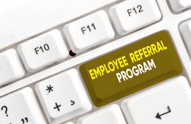 Çalışan Sevk Programını gösteren not yazılıyor. İş fotoğrafçıları, beyaz arkaplanın üzerinde not kağıdı bulunan nitelikli akraba yakınlarını öneriyor.