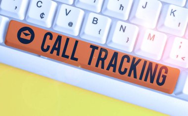 Kelime yazma, arama takibi. Organik arama motoru Dijital reklam tanıtım göstergesi için iş konsepti Beyaz pc klavye beyaz arkaplan anahtar alanının üzerinde boş not kağıdı.