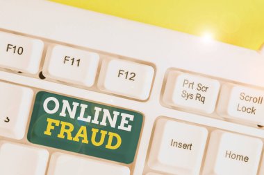 Çevrimiçi Dolandırıcılık. İnternet hizmetlerinin kurbanları aldatmak ve para çalmak için kullanılması konsepti beyaz arkaplan üzerinde boş not kağıdı olan beyaz pc klavye anahtar alanı.