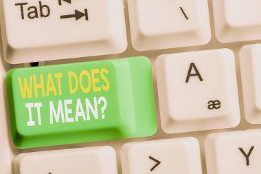 Ne anlama geldiğini gösteren metin işareti var. Kavramsal fotoğraf Beyaz pc klavye tanımlı bir şeyin anlamını ver beyaz arkaplan anahtar boşluğunun üzerinde boş not kağıdı olan.