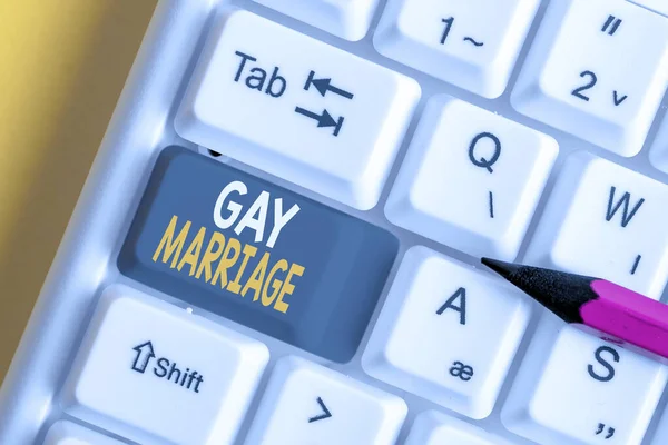 Ecriture conceptuelle montrant le mariage gay. Photo d'affaires présentant une cérémonie civile ou religieuse du même sexe Clavier pc blanc avec papier à lettres au-dessus du fond blanc . — Photo