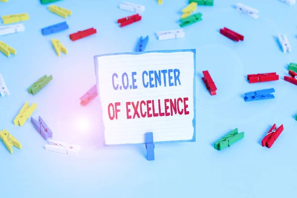 Konceptuální rukopis ukazující Coe Center of Excellence. Business photo text being alpha leader in your position Achieve Colored clothespin papers empty reminder blue floor officepin. — Stock fotografie