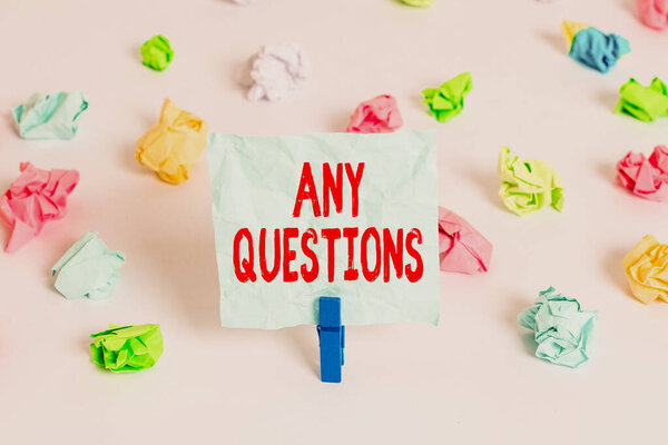 Текст почерка Вопросы. Концепция, означающая безликое пустое лицо Споры о проблемах с зондами Загадки Цветные скомканные бумаги пустое напоминание белый пол подгузник
.