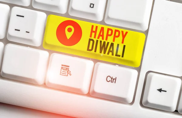 Un cartello che mostra Happy Diwali. Festival fotografico concettuale di luci che celebrato da milioni di indù tastiera pc bianco con carta nota vuota sopra lo spazio di copia chiave di sfondo bianco . — Foto Stock