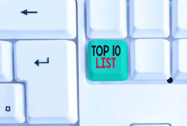 Tekst schrijven Top 10 Lijst. Zakelijk concept voor de tien belangrijkste of succesvolle items in een bepaalde lijst Witte pc toetsenbord met lege nota papier boven witte achtergrond toets kopieerruimte. — Stockfoto