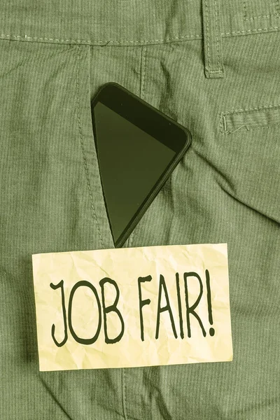 Scrivere una nota che mostra Job Fair. Business photo vetrina evento in cui i datori di lavoro offrono informazioni sulle loro aziende Smartphone dispositivo all'interno pantaloni tasca anteriore nota carta . — Foto Stock