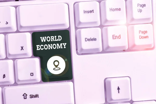 Conceptueel handschrift dat de wereldeconomie toont. Zakelijke fototekst Wereldwijd Internationale markten wisselen geld uit Wit pc-toetsenbord met notenpapier boven de witte achtergrond. — Stockfoto