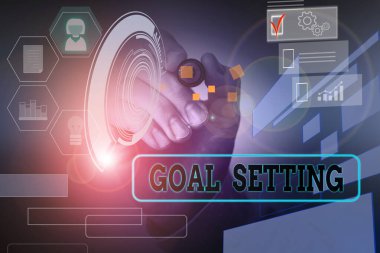 El yazısı hedef ayarlama. Başarmak istediğiniz bir şeyi tanımlama sürecini kavrayabilirsiniz. Erkek giyimi giyin ve akıllı aygıt kullanarak sunum yapın..