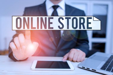 Çevrimiçi Dükkan 'ı gösteren metin işareti. Satılık eşyalar sunan ve kredi kartı kabul eden kavramsal fotoğraf A web sitesi.