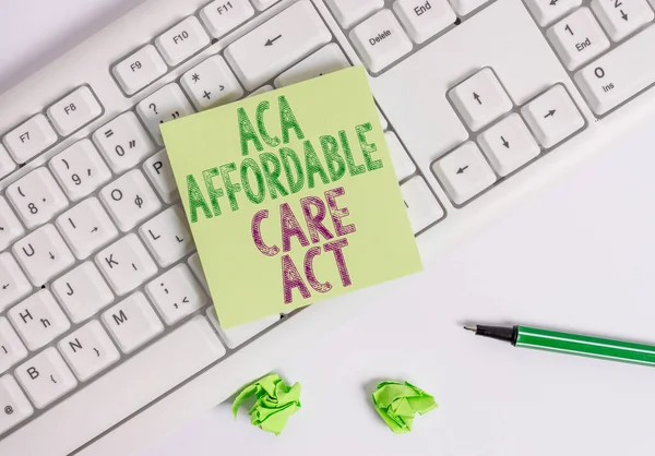 Записка, що показує Aca Affordable Care Act. Бізнес фото демонструє надання дешевого лікування для пацієнта в декількох місцях Зелена нота паперу з олівцем на білому тлі і клавіатурою pc. — стокове фото