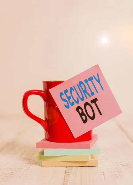Почерк тексту Security Bot. Концепт означає програмне забезпечення, яке виконує автоматизоване завдання через інтернет-чашку кави з порожніми нотатками складені нотатки ретро дерев'яний стіл. — стокове фото