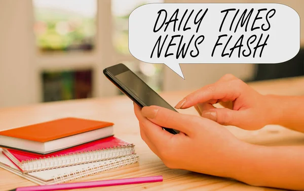 Escritura a mano conceptual que muestra Daily Times News Flash. Texto de la foto de negocios respuesta rápida a las acciones sucedieron en forma de artículo mujer utilizando teléfonos inteligentes y dispositivos tecnológicos dentro del hogar . —  Fotos de Stock