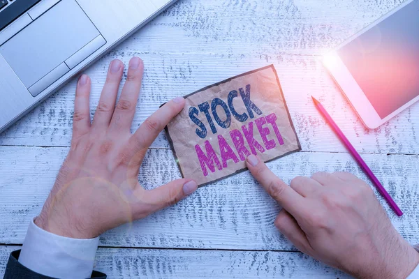 Tekst schrijven Stock Market. Bedrijfsconcept voor handelaren kopen en verkopen aandelen van bedrijven op een openbare beurs. — Stockfoto