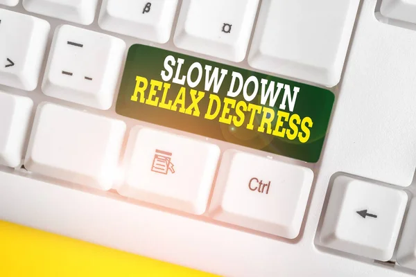 ゆっくりとリラックスしたストレスを示すメモを書く。落ち着いたビジネス写真は幸福をもたらすと良い気分であなたを置く白の背景の上にノートパソコンキーボード. — ストック写真