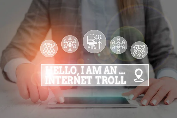 Parola di testo di scrittura Ciao Io sono un Internet Troll. Business concept for Social media troubles discussioni argomenti Donna indossare abito da lavoro formale presentazione utilizzando il dispositivo intelligente . — Foto Stock