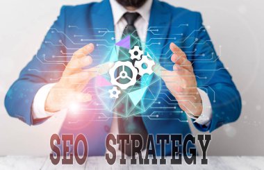 El yazısı Seo Stratejisi. Bir web sitesinin görünürlüğünü artırmayı amaçlayan konsept, akıllı aygıt kullanılarak sunulan resmi iş elbisesi giyme prosedürleri anlamına gelir.