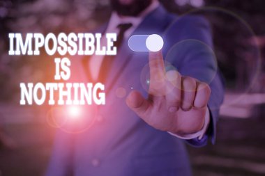 İmkânsızı gösteren metin işareti hiçbir şey. Kavramsal fotoğraf Her şey mümkündür Olasılık Alemi Erkek giyin resmi iş kıyafeti sunum Akıllı aygıt kullanarak sunum.