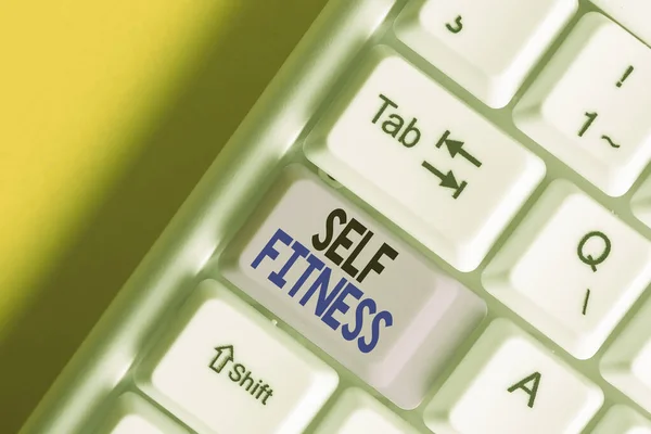 Escrita à mão escrita de texto Self Fitness. Conceito que significa estado de saúde e bem-estar e a capacidade de executar teclado pc branco com papel nota vazia acima espaço de cópia de chave de fundo branco . — Fotografia de Stock